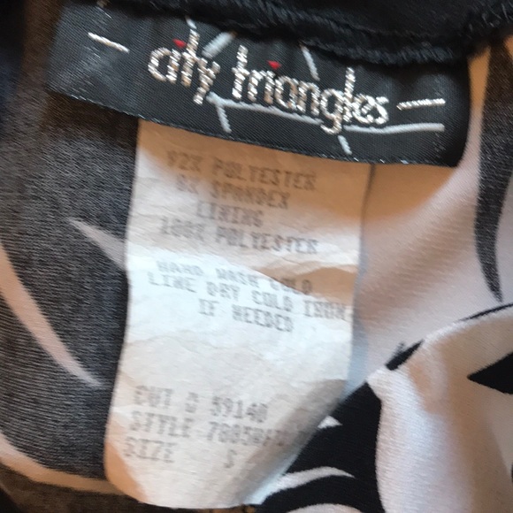 CITY TRIANGLES | Abstract Hawaiian Floral Dress - Picture 8 of 8